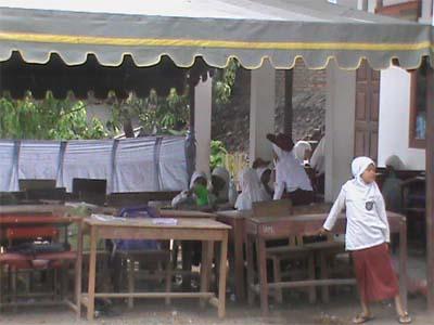Rehab DAK Tidak Selesai, Murid SD 102020 Sayurmatinggi Belajar di Tenda